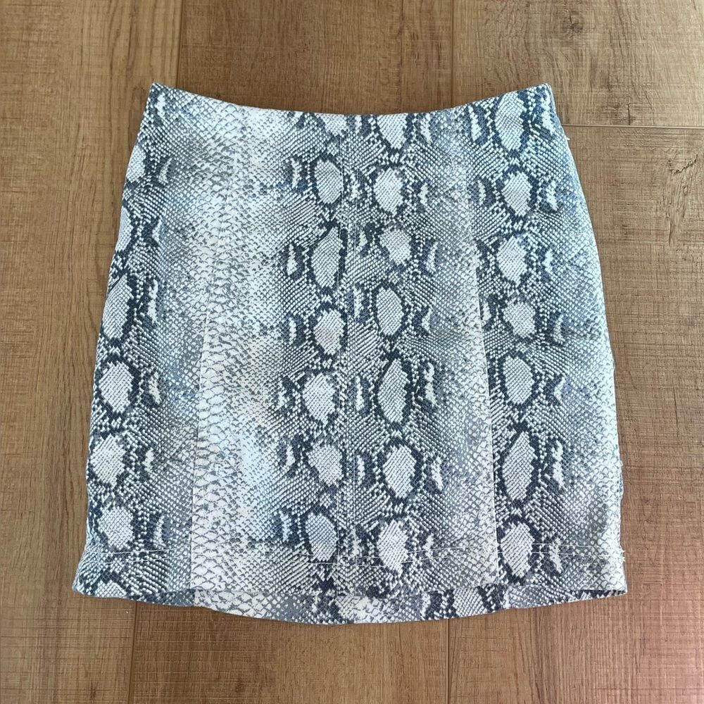 Free People Size 2 Snake Print Mini Skirt White and Gray Snakeskin